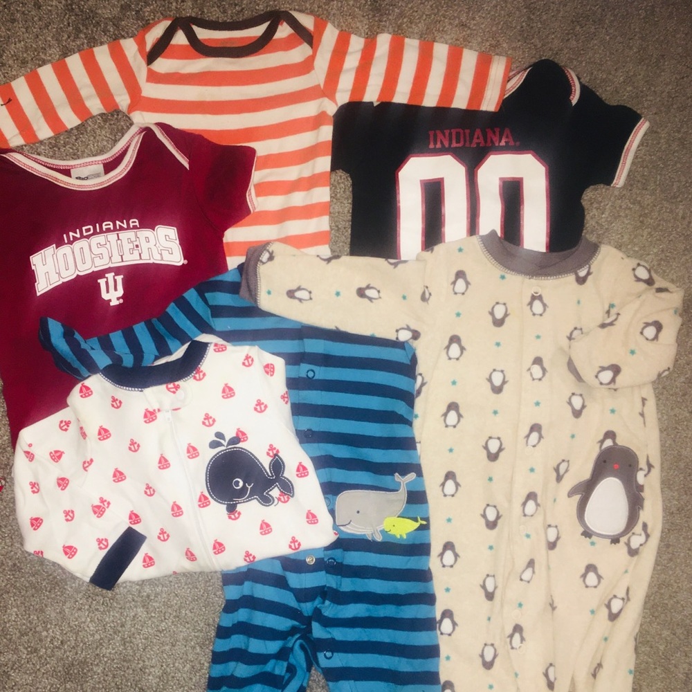 Lot of 6 sleepers/onesies 6-9 months Carter’s